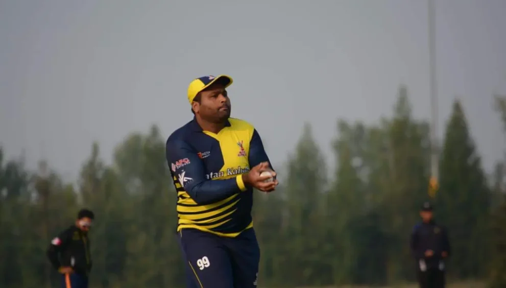 Naeem Iqbal Catching Ball