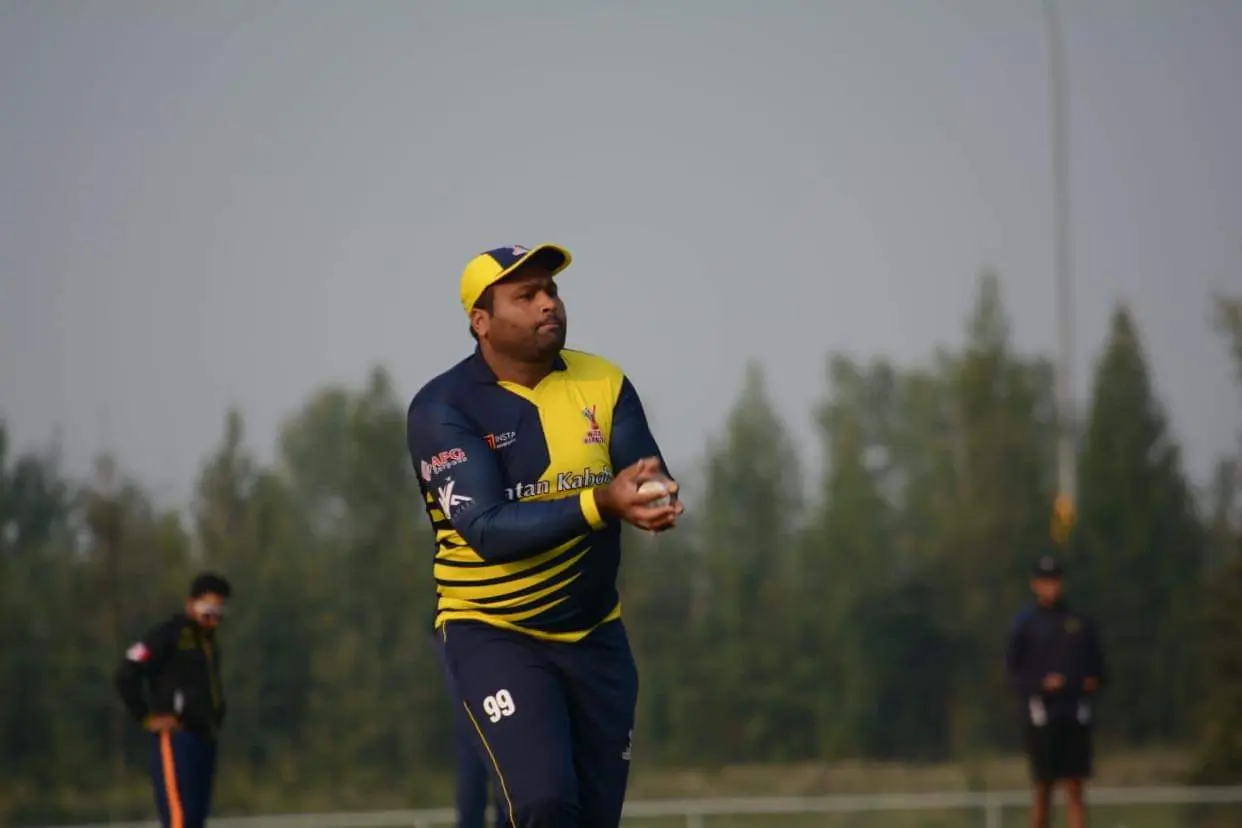 Naeem Iqbal Catching Ball